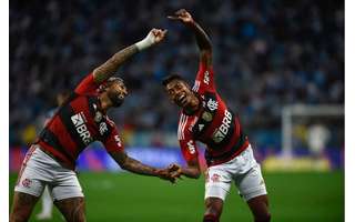  Gabigol deixou o dele após passe de Bruno Henrique. E comemora o companheiro –