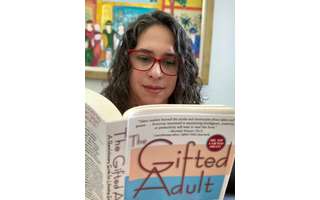 Letícia utiliza a leitura para desacelerar os pensamentos e conseguir dormir à noite