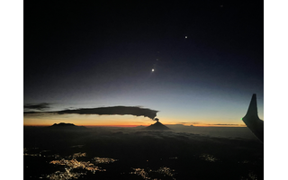 Vênus e a Lua fotografados do interior de um avião (Imagem: Reprodução/Luis Miguel Meade Rodríguez)