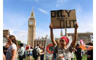 Demonstrators protest the use of fossil fuels in London 09/16/2023 Reuters/Susanna Ireland