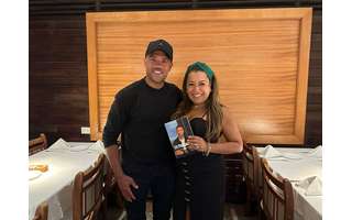 Alexandra Malles recibió un libro como regalo durante su viaje a Brasil 