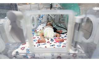 Un niño en la unidad de cuidados intensivos neonatales de un hospital de la Franja de Gaza;  La escasez de agua potable y combustible afecta el trabajo de los centros médicos