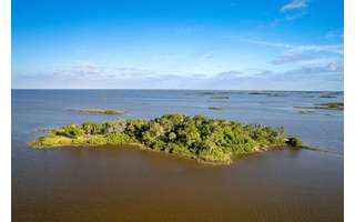 (Beloved Island) in Yankee Town, Florida