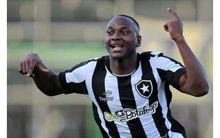 Sassá comemorando gol pelo Botafogo –
