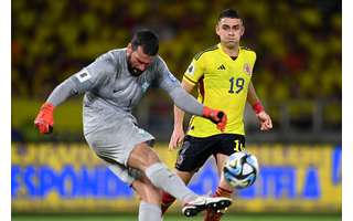 Borré tenta pressionar o goleiro Alisson durante o Colômbia x Brasil desta quinta-feira –