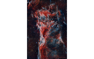 A Nebulosa do Véu, um remanescente de supernova, aparece na foto (Imagem: Reprodução/Cristiano Gualco)