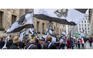 Reichsberger mit der Flagge des vordeutschen Reiches Königreich Preußen: Aktivisten lehnen den deutschen Staat und seine demokratische Nachkriegsordnung ab