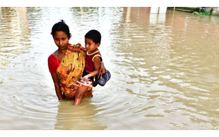 A family trying to escape floods in India;  The Loss and Damage Fund calls into question the involvement of the state and China