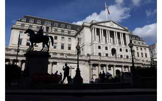 Pedestrians pass in front of the Bank of England building in London 09/25/2023 Reuters/Holly Adams