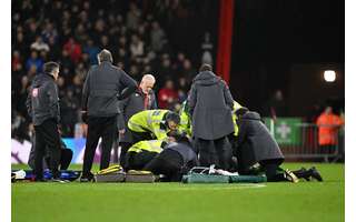 Capitão de time da Premier League desmaia em campo, e jogo é encerrado