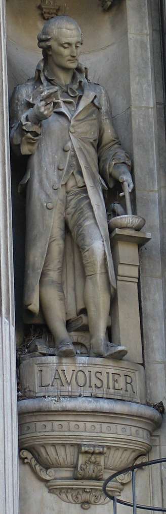 <p>Estátua de Lavoisier no Hôtel de Ville de Paris. Francês é considerado pai da química moderna</p>