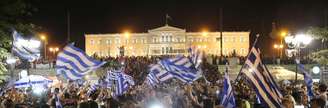 Gregos comemoram o resultado do referendo