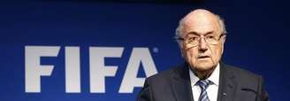 Mesmo pressionado, Joseph Blatter afirmou que não sai da Fifa até fevereiro de 2016