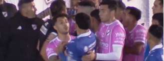 Jogadores mostram vídeo em celular e árbitro volta atrás em marcação de pênalti na Argentina.
