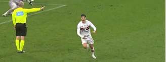 Corinthians x São Paulo tem confusão após gol, Calleri atingido e gesto ‘obsceno’ de Bodadilla; veja.