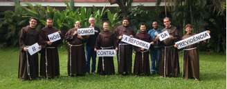 Padres franciscanos fazem protesto