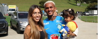 Amanda ao lado de Wesley na Granja Comary