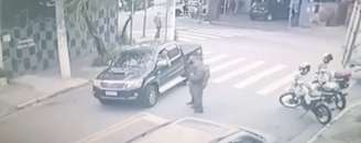 Policial atira e mata mulher em possível surto.