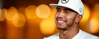 O piloto inglês Lewis Hamilton é tricampeão da Fórmula 1 e conhecido pela vida badalada, com direito a baladas com Justin Bieber e Neymar