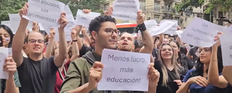 Estudantes protestando na Argentina devido ao aumento nas mensalidades das universidades