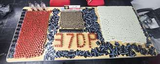 Foram apreendidos 1,8 mil lacres e tampas de uísques de diferentes marcas nacionais e importadas, além de três garrafas vazias; material foi encaminhado para a perícia.