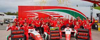 PREMA comemorando o título da F4 italiana em 2022 com Kimi Antonelli. Bons tempos...voltam?