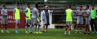 Levir costuma parar os treinos para orientar o posicionamento do time (Foto:Nelson Perez/Fluminense)