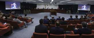 A primeira turma do Supremo Tribunal Federal (STF) dá prosseguimento ao julgamento do ex-presidente Jair Messias Bolsonaro (PL) e mais sete réus acusados de planejarem um golpe de Estado