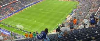 Torcedores do Japão recolhem lixo após o jogo contra a Holanda