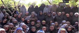 <p>Vídeo divulgado pelo grupo islamita Boko Haram revela situação de jovens sequestradas na Nigéria vestindo hijab, tendo sido obrigadas a se converter ao islamismo </p>