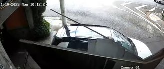 Mulher é presa após fugir de motel sem pagar conta e destruir portão com carro