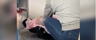 Em um vídeo, a suspeita aparece abafando o choro de um bebê com uma coberta