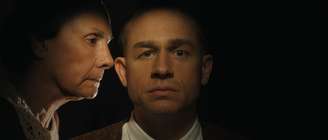 Na série, a atriz Laurie Metcalf interpreta Augusta Gein, mãe de Ed Gein, interpretado por Charlie Hunnam