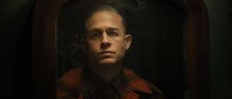 Charlie Hunnam interpreta o serial killer Ed Gein em 'Monstro: A História de Ed Gein'