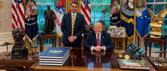 O senador Flávio Bolsonaro e o presidente dos Estados Unidos, Donald Trump, na Casa Branca.