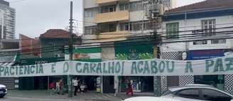 Torcida do Palmeiras estende nova faixa de protesto em frente ao Allianz Parque.