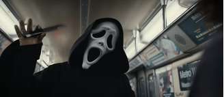 ‘Todo Mundo em Pânico 6’ ainda traz referência a uma série de filmes de terror recente.