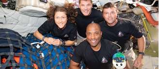 A tripulação da Artemis II – (no sentido horário, da esquerda para a direita) a especialista da missão Christina Koch, o especialista da missão Jeremy Hansen, o comandante Reid Wiseman e o piloto Victor Glover