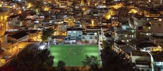 Campo no Morro da Mineira sendo iluminado pela energia gerada com a movimentação dos jogadores