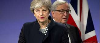 A primeira-ministra britânica, Theresa May, e o presidente da Comissão Europeia, Jean-Claude Juncker, em Bruxelas