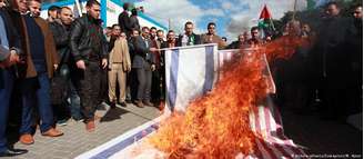 Em Gaza, manifestantes queimam bandeiras dos EUA e de Israel