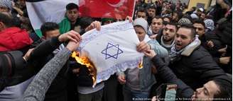 Menifestantes pró-palestinos queimam bandeira com Estrela de Davi, em Berlim