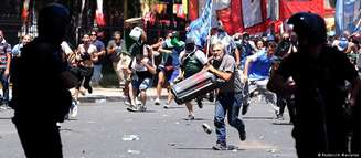 Oposicionistas e sindicalistas entraram em confronto com forças de segurança em vias próximas ao Congresso