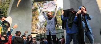 Estudantes protestam contra governo iraniano em Teerã