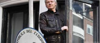 Julian Assange na varanda da embaixada do Equador em Londres, em maio de 2017