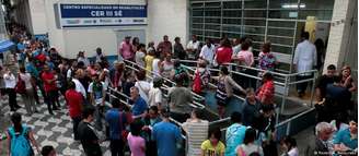 Pessoas aguardam para ser vacinadas em São Paulo, onde espera pode chegar a nove horas