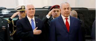 Pence (esq.) foi recebido por Netanyahu (dir.) com honras militares