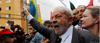 Lula em comício: lei sancionada pelo próprio ex-presidente pode tirá-lo do páreo