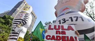 Manifestantes pedem prisão de Lula em protesto em outubro de 2016, na Avenida Paulista