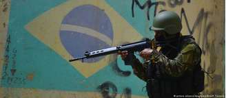 Militar em operação no Rio: Forças Armadas devem ficar no estado até o fim do ano